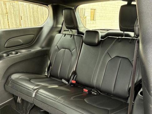 Used 2025 Chrysler Pacifica Select image 8