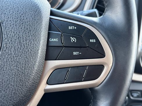 Used 2017 Jeep Cherokee Limited AWD/4WD image 19
