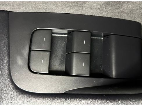 Used 2022 Tesla Model Y Long Range image 33