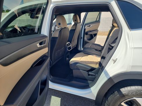 Used 2024 Volkswagen Atlas Cross Sport SE image 17