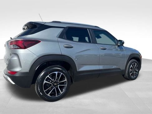 Used 2025 Chevrolet TrailBlazer LT FWD image 2