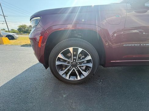 Used 2024 Jeep Grand Cherokee Overland AWD/4WD image 10
