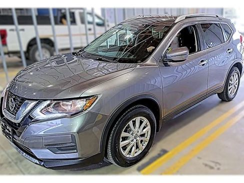 Used 2018 Nissan Rogue SV image 2