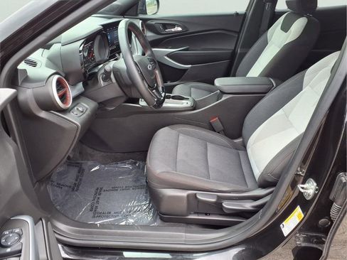 Used 2025 Chevrolet Trax RS w/ Sunroof Package FWD image 18