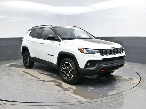 Used 2025 Jeep Compass Trailhawk AWD/4WD image 5