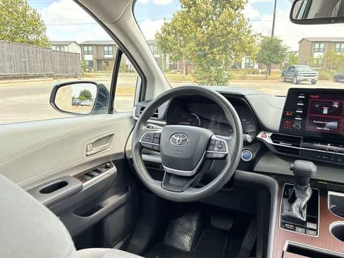 Used 2021 Toyota Sienna LE w/ LE Plus Package FWD image 25