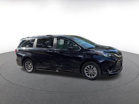 Used 2024 Toyota Sienna XLE image 2