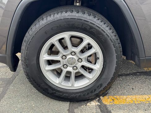 Used 2019 Jeep Grand Cherokee Laredo AWD/4WD image 9