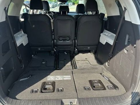 Used 2024 Kia Carnival EX FWD image 9