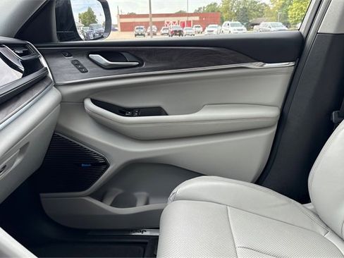 Used 2022 Jeep Grand Cherokee Overland w/ Adv Protech Group III image 20