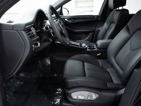 Certified 2025 Porsche Macan image 17