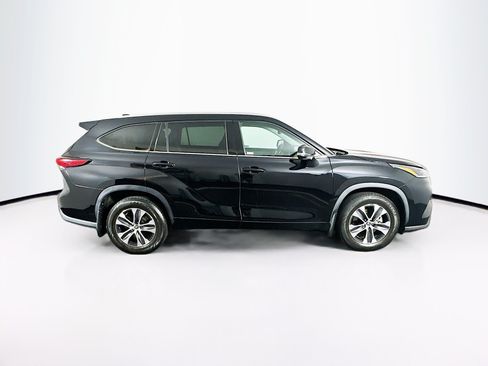 Used 2021 Toyota Highlander XLE AWD/4WD image 10