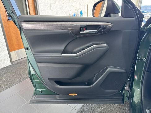 Used 2024 Toyota Highlander Platinum image 36