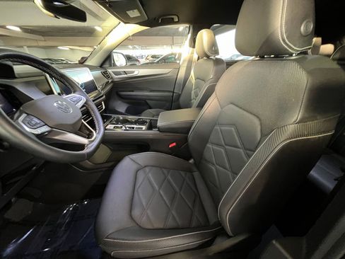 Used 2025 Volkswagen Atlas Cross Sport SE image 28