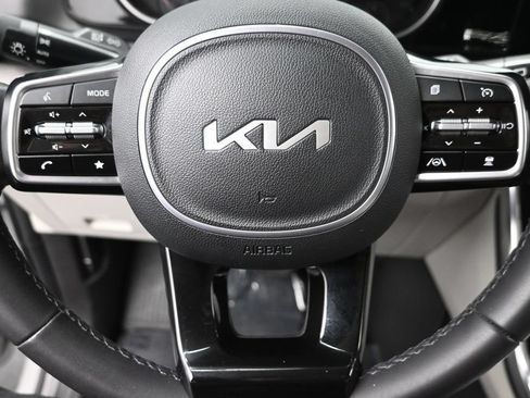Used 2024 Kia Carnival EX FWD image 17
