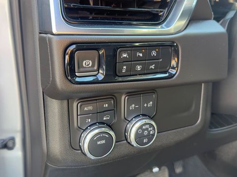 Used 2025 GMC Yukon XL Denali AWD/4WD image 12