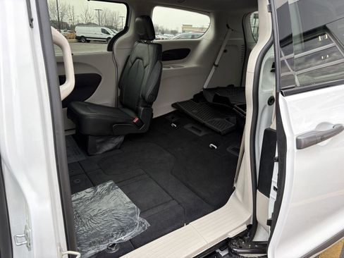 Used 2024 Chrysler Pacifica Touring-L w/ Road Tripper Package image 18