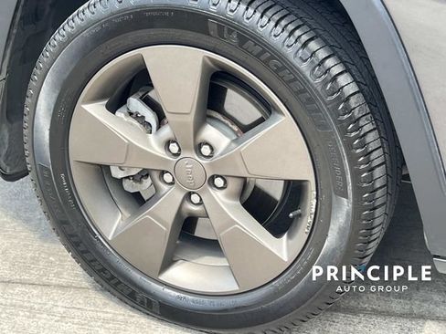 Used 2017 Jeep Cherokee Latitude w/ Safety/Convenience Group FWD image 6