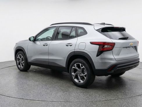 Used 2025 Chevrolet Trax LT FWD image 6