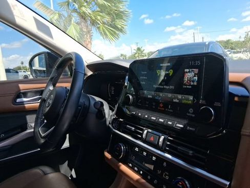Used 2023 Nissan Pathfinder Platinum FWD image 11