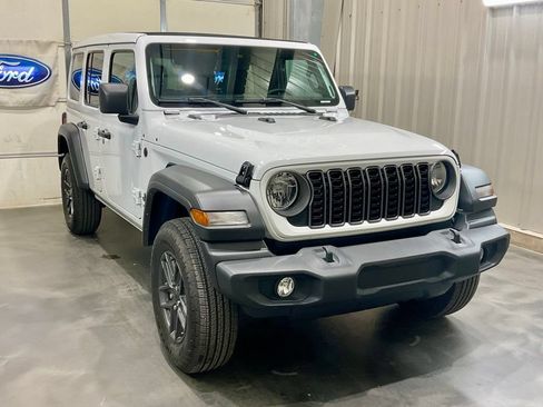 Used 2025 Jeep Wrangler Unlimited Sport AWD/4WD image 2