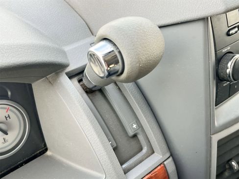 Used 2009 Chrysler Town & Country LX image 27