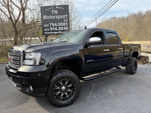 Used 2014 GMC Sierra 2500 Denali w/ Suspension Package, Off-Road image 1