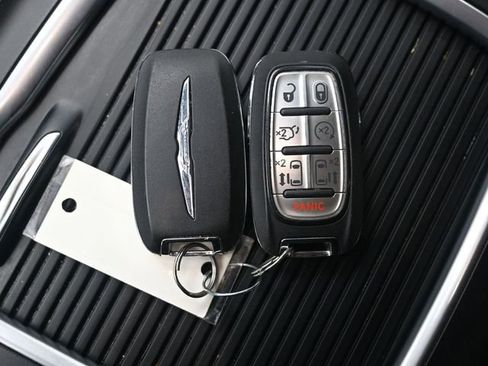 Used 2024 Chrysler Pacifica Touring-L FWD image 13