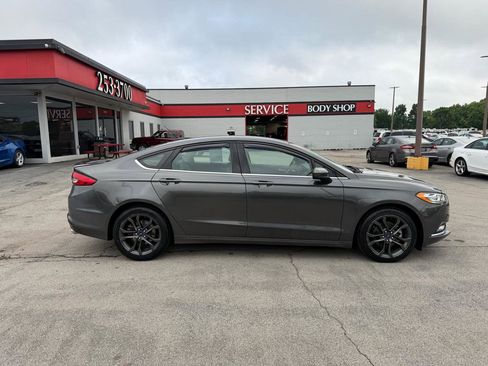 Used 2018 Ford Fusion SE w/ Equipment Group 201A FWD image 2