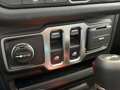 Used 2025 Jeep Wrangler Sport AWD/4WD image 26