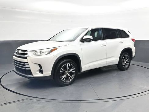 Used 2018 Toyota Highlander LE FWD image 9