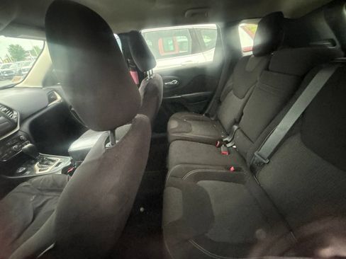 Used 2015 Jeep Cherokee Latitude AWD/4WD image 4
