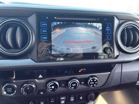 Used 2018 Toyota Tacoma TRD Off-Road w/ Technology Package image 15