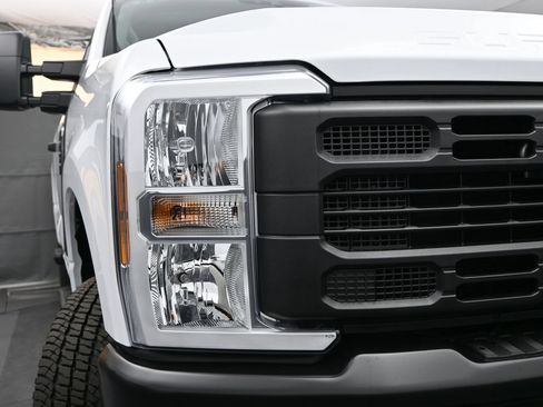 New 2026 Ford F250 XL w/ F-250 >10K GVWR Package AWD/4WD image 4