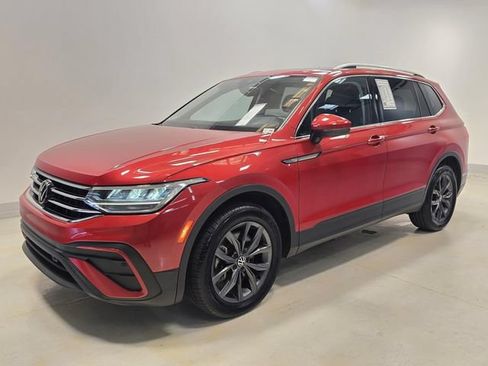 Used 2022 Volkswagen Tiguan SE w/ Panoramic Sunroof Package FWD image 30