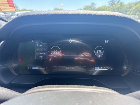 Used 2022 Jeep Grand Cherokee L Laredo image 11