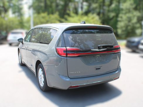 Used 2023 Chrysler Pacifica Touring-L FWD image 10