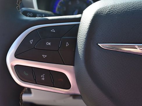 Used 2023 Chrysler Pacifica Touring-L FWD image 21