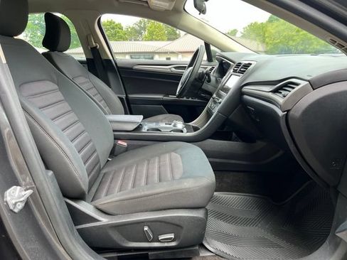 Used 2018 Ford Fusion SE FWD image 22
