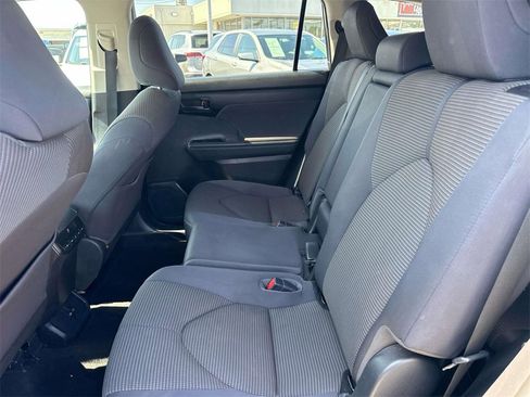 Used 2023 Toyota Highlander LE image 10