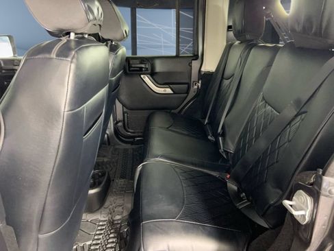 Used 2016 Jeep Wrangler Unlimited Sahara w/ Connectivity Group AWD/4WD image 19