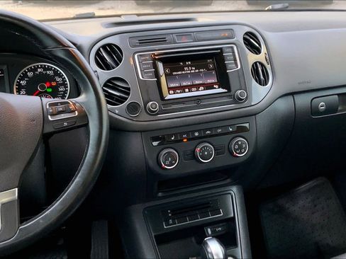 Used 2016 Volkswagen Tiguan S image 6