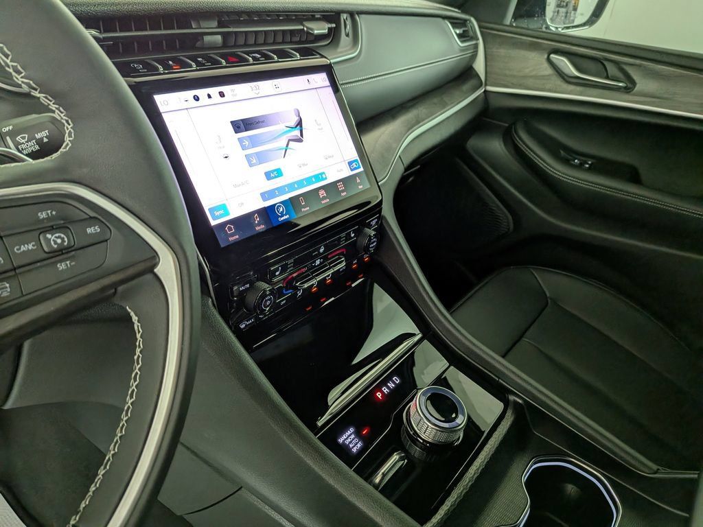 Certified 2025 Jeep Grand Cherokee Limited AWD/4WD image 27