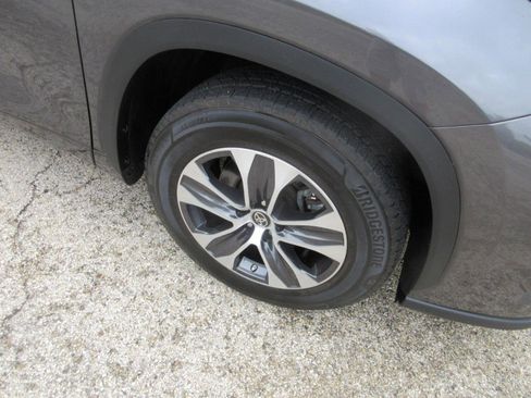 Used 2021 Toyota Highlander XLE FWD image 18