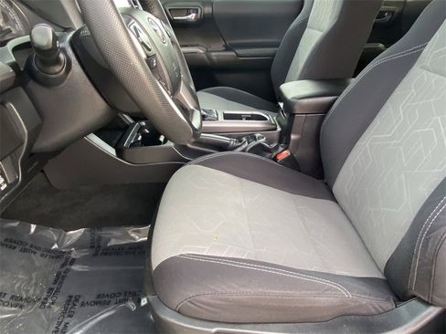 Certified 2022 Toyota Tacoma TRD Off-Road image 21