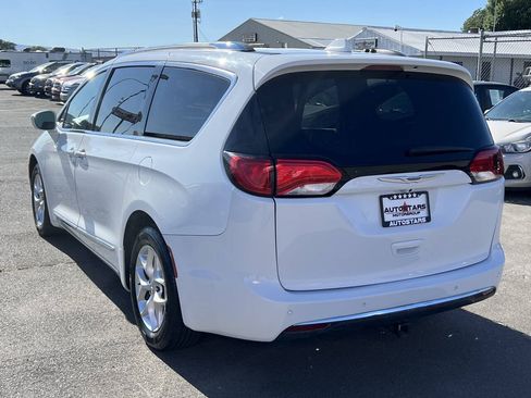 Used 2020 Chrysler Pacifica Touring-L w/ Tire & Wheel Group FWD image 3