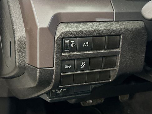 Used 2025 Toyota Tacoma SR5 AWD/4WD image 17