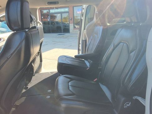 Used 2020 Chrysler Voyager Lxi image 18