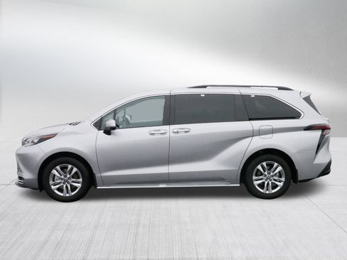New 2024 Toyota Sienna XLE image 4