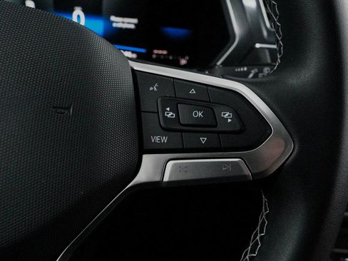 Used 2022 Volkswagen Tiguan SE w/ Panoramic Sunroof Package image 25